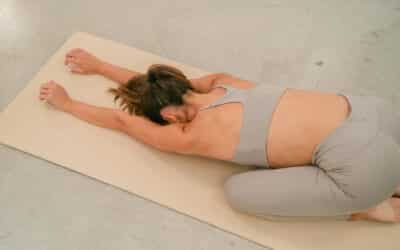 Dolor de espalda tras el parto: ejercicios seguros que puedes hacer en casa en posparto inmediato